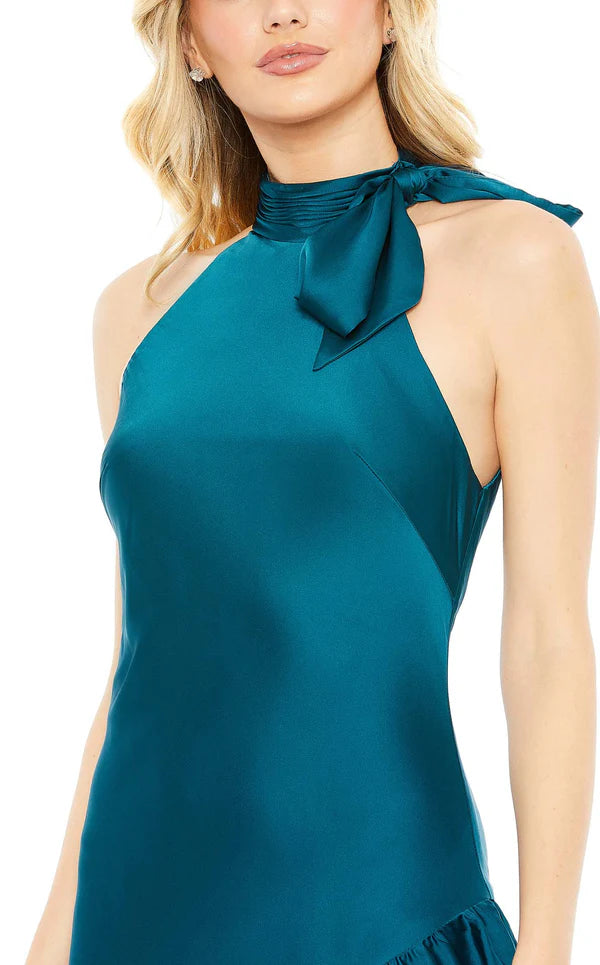 Abito da ballo a trapezio con scollo alto e gonna asimmetrica e orlo asimmetrico